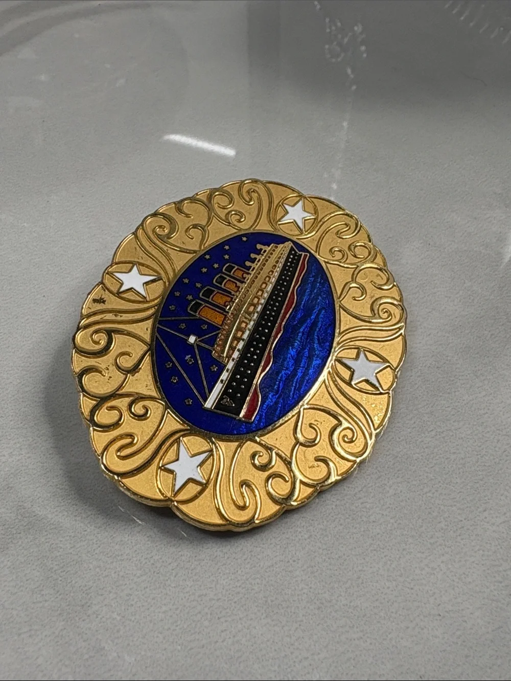 1998 Titanic Exhibition Volunteer Medallion Pin Enamel RMS Titanic Collectible